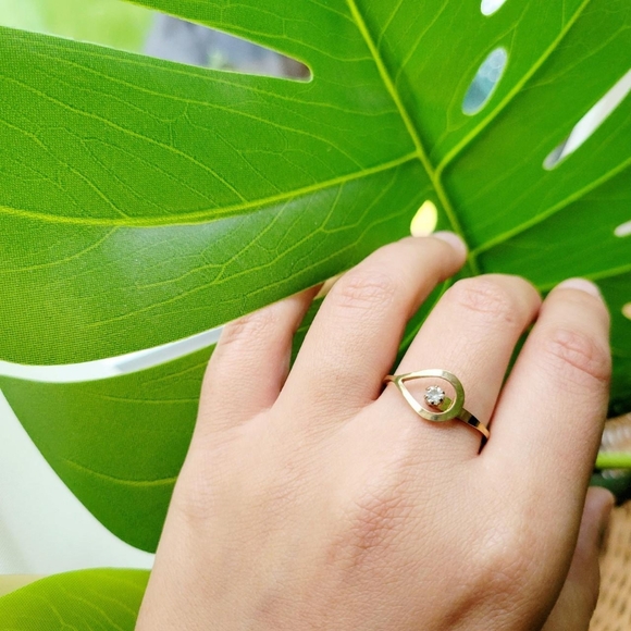 Vintage Dainty Gold Avon Rhinestone Ring - Picture 7 of 9